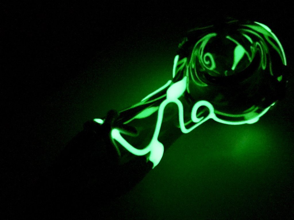 Glow In The Dark Garden Ivy Pipe Fat Buddha Glass