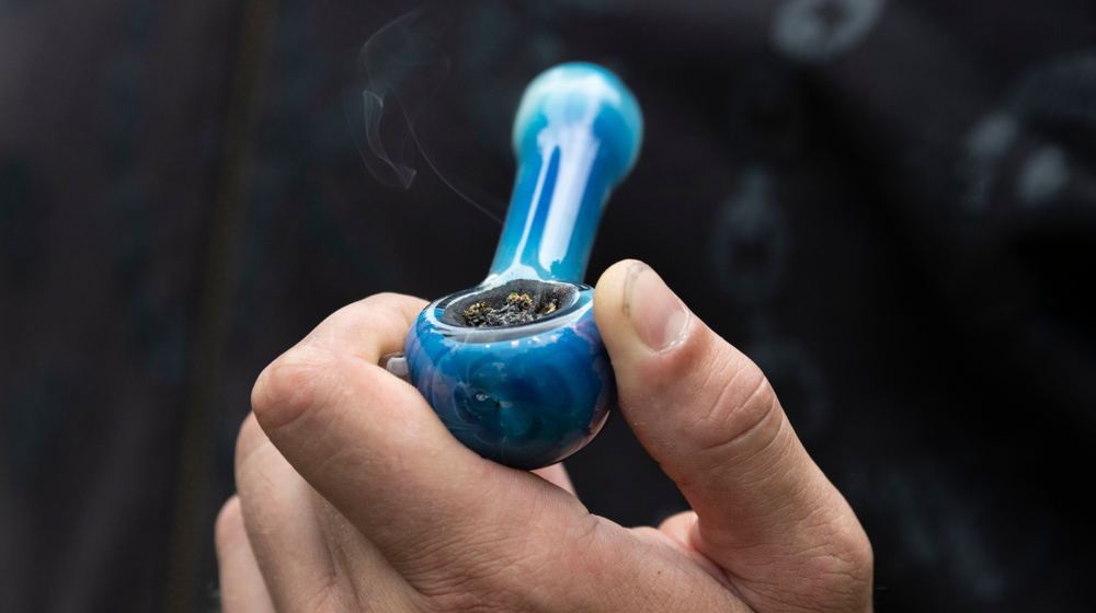6 Ways to Keep Your Glass Pipe Safe While On the Go